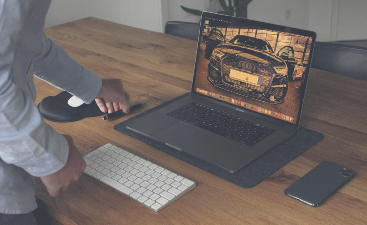 Studente che lavora su analisi finanziaria al computer