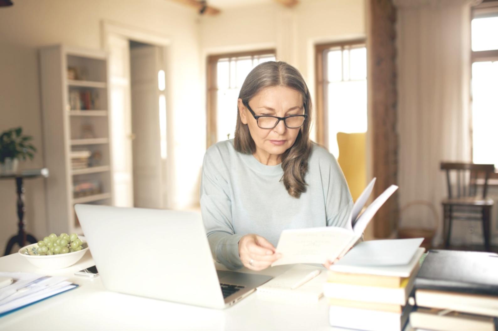 Team di lavoro che collabora su pratiche di costituzione societaria
